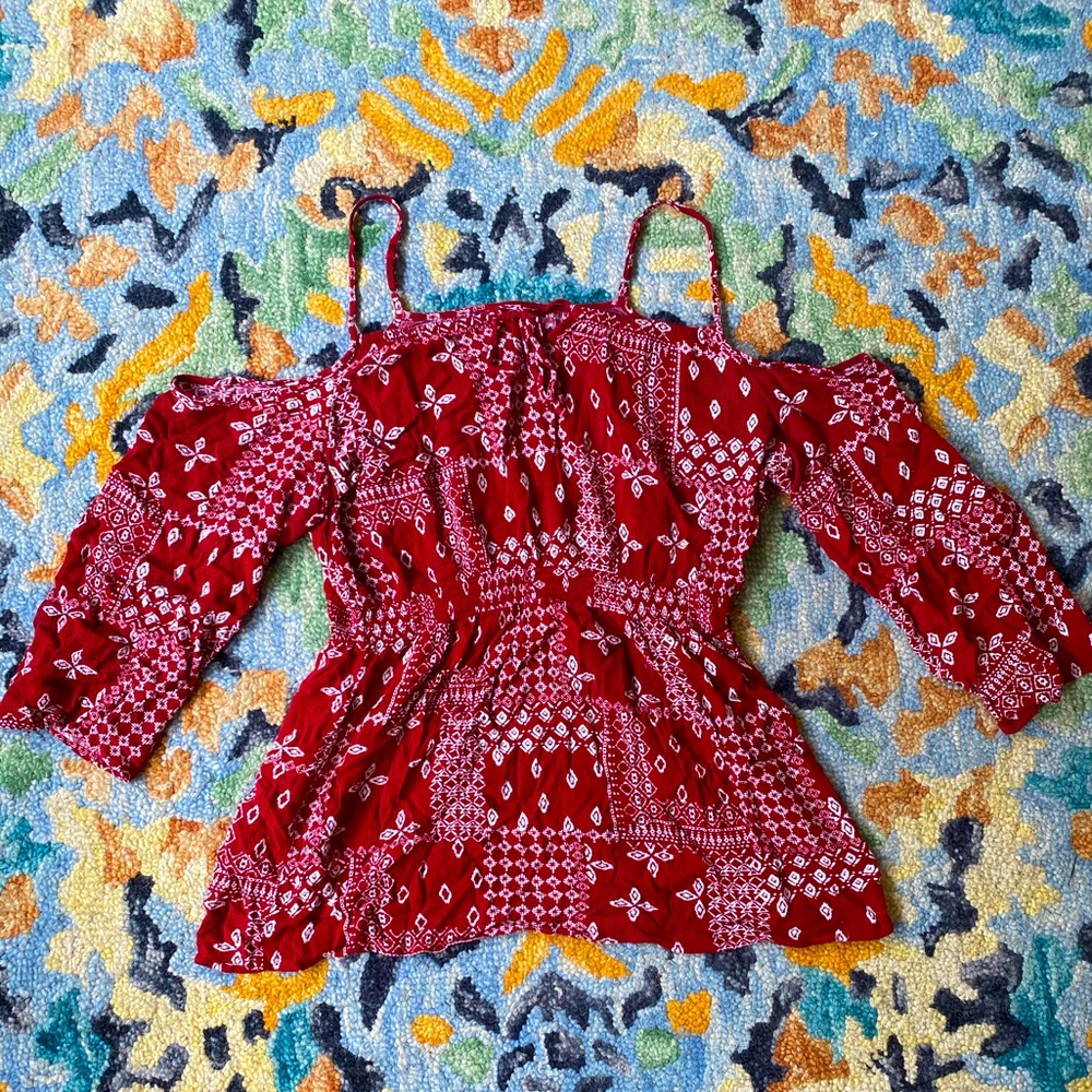 Bohemian shoulder cut out flowy top!